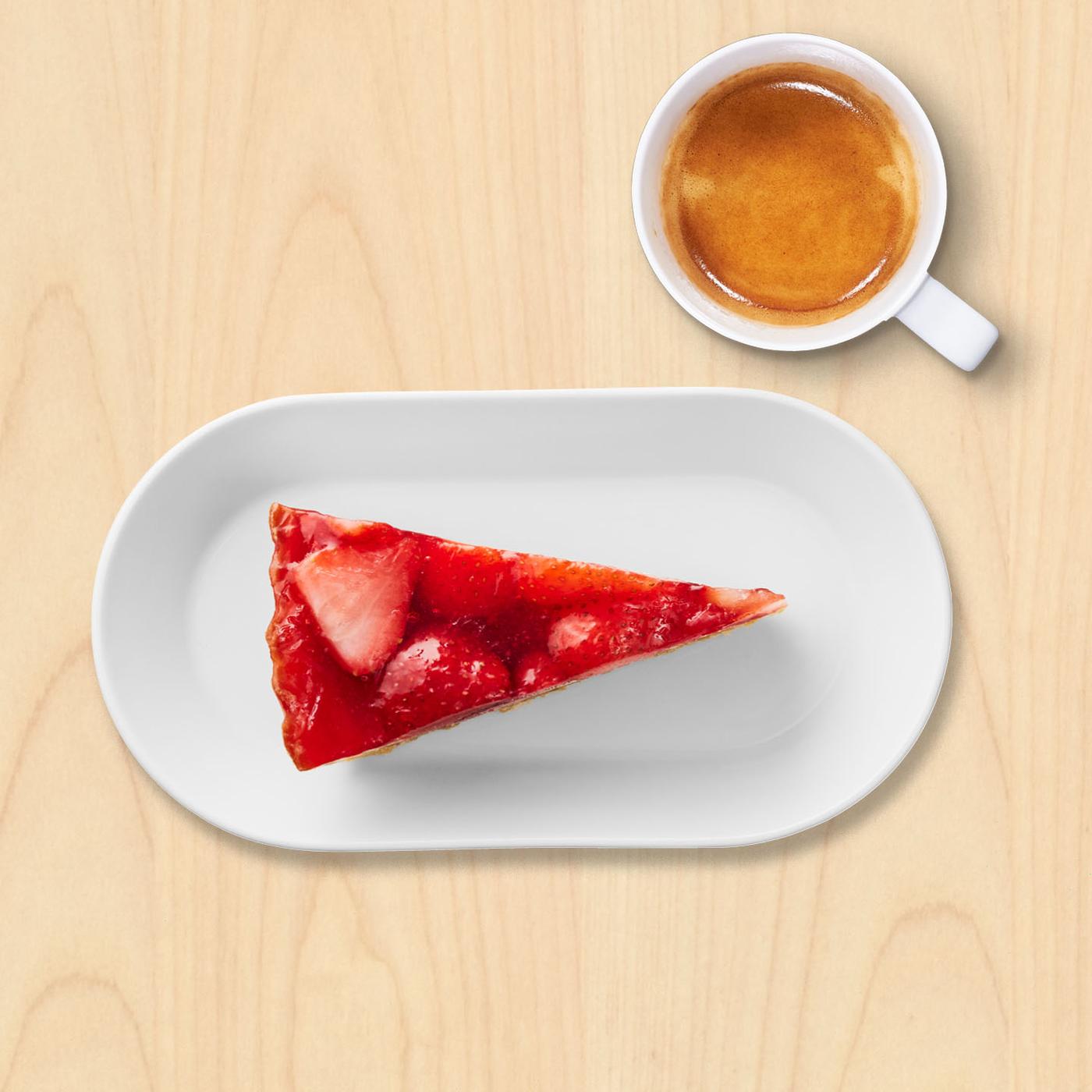 Epres sajttorta és eszpresszó nyírfa háttér előtt. 