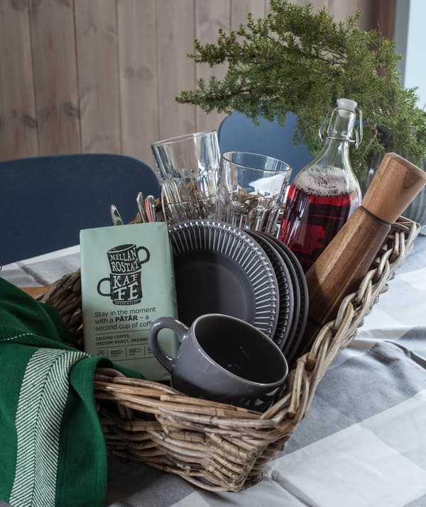 Er dere mange på hytta så sett frem tallerkner, mat og drikke på bordet, så kan alle forsyne seg selv og slippe og lete i skap og skuffer. Med noen ekstra stoler, eller en krakk, lager du enkelt plass til flere rundt bordet, og har du et bord med tileggsplate kan gjestene strømme på. 