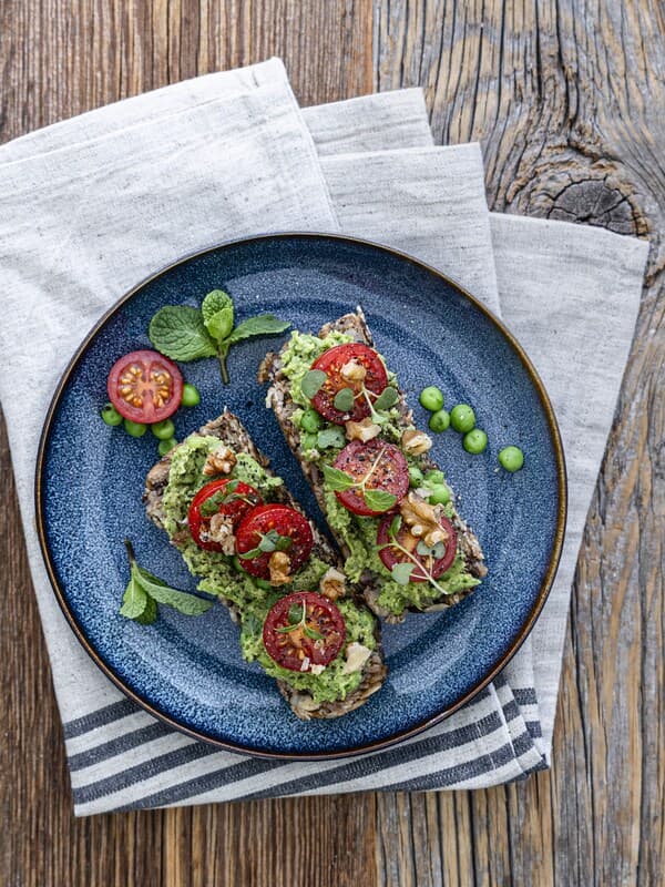 Erbsen-Minze-Aufstrich auf frisch gebackenem Saatenbrot