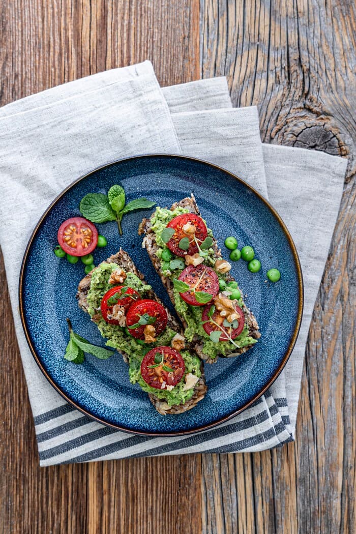 Erbsen-Minze-Aufstrich auf frisch gebackenem Saatenbrot