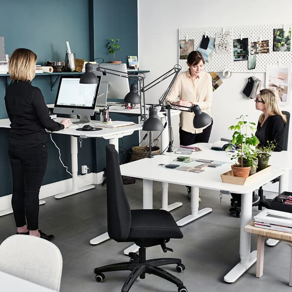 Ergonomischer Schreibtisch im Home Office