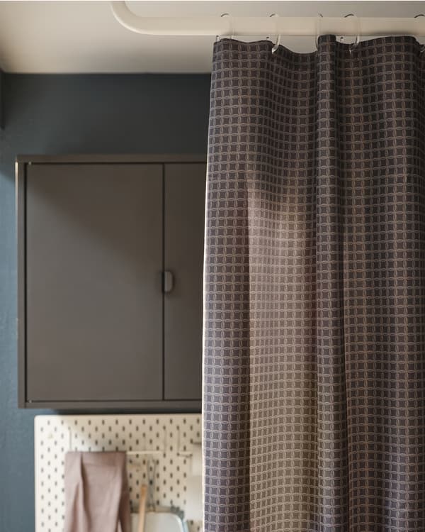 Erkélysarok, faliszekrénnyel és lyukacsos tárolófal.