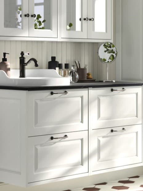 Es ist ein Familienbadezimmer mit einem TÄNNFORSEN Waschbeckenschrank zu sehen. 