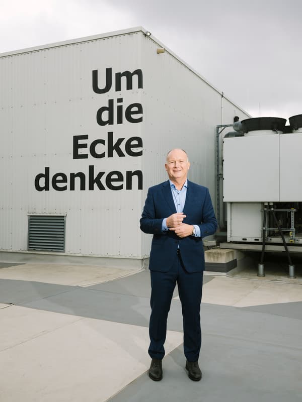 Es ist ein Foto von Walter Kadnar zu sehen.