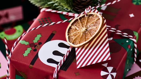 Es ist ein Geschenk verpackt in VINTERFINT Geschenkpapier.