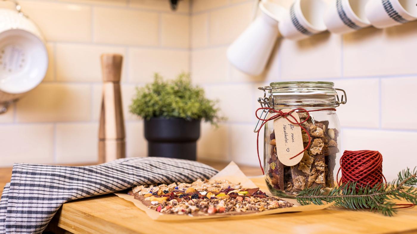 Es ist ein KROKEN Vorratsglas mit Schokolade in einer Küche.