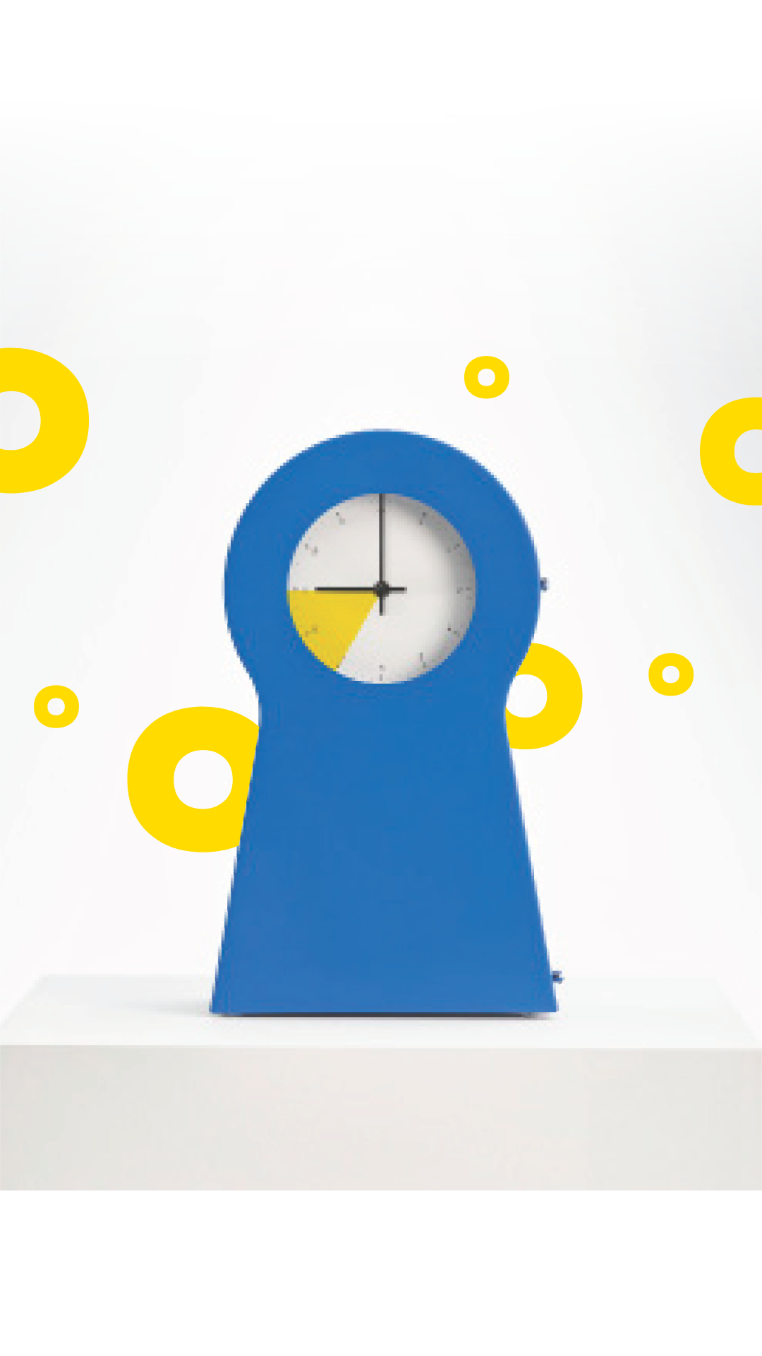 Es ist eine blaue IKEA PS 1995 Uhr vor einem weißen Hintergrund mit gelben Ringen.