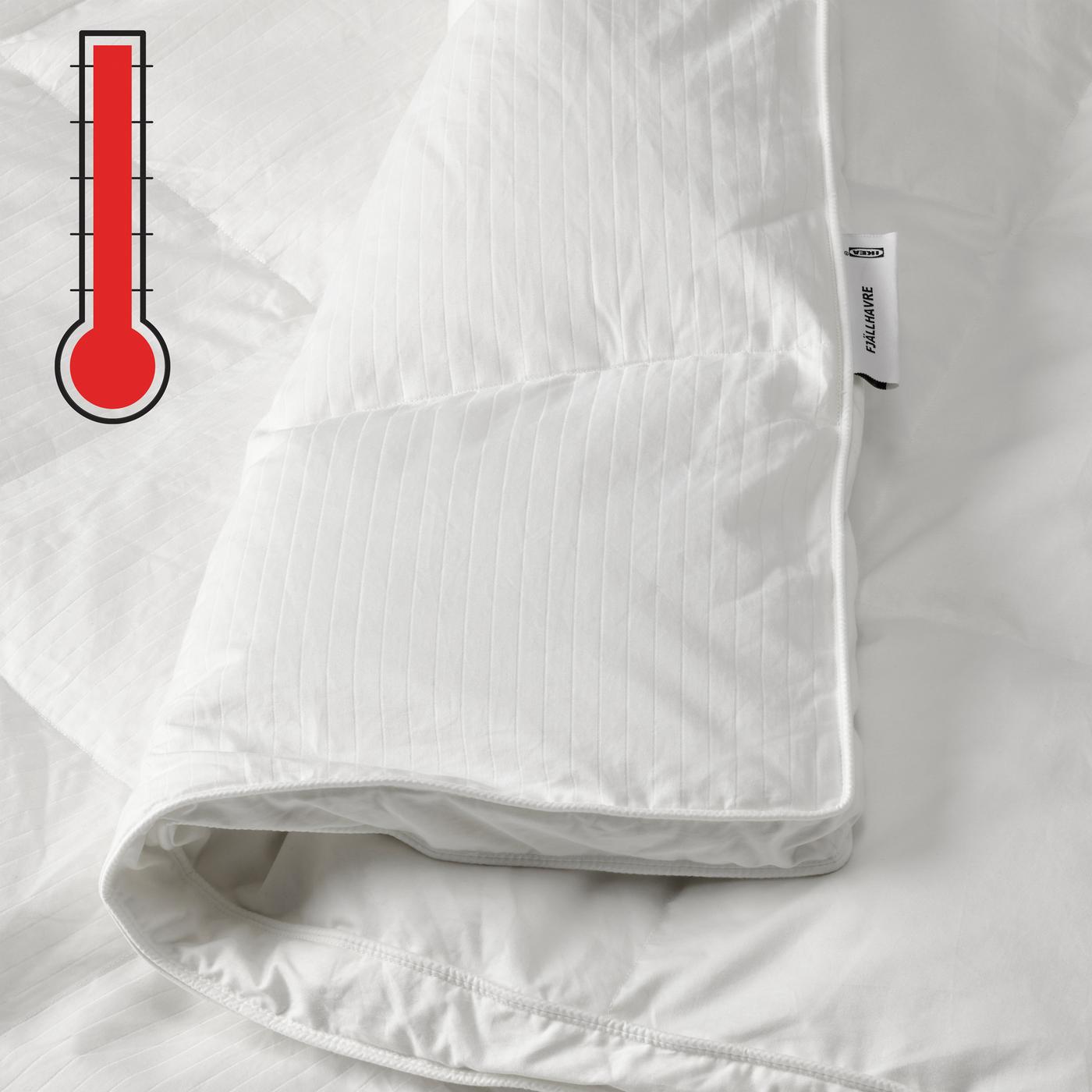 Es ist eine Nahaufnahme einer extra warmen und dicken Bettdecke in Weiss für jene zu sehen, die es auch in kühlen Räumen die ganze Nacht über warm haben wollen.