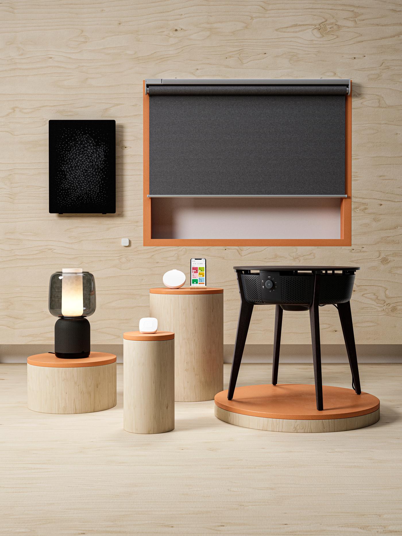 Es sind viele IKEA Smart Home Produkte wie Luftreiniger, eine SYMFONISK Lampe mit Lautsprecher, smart Jalousien und 