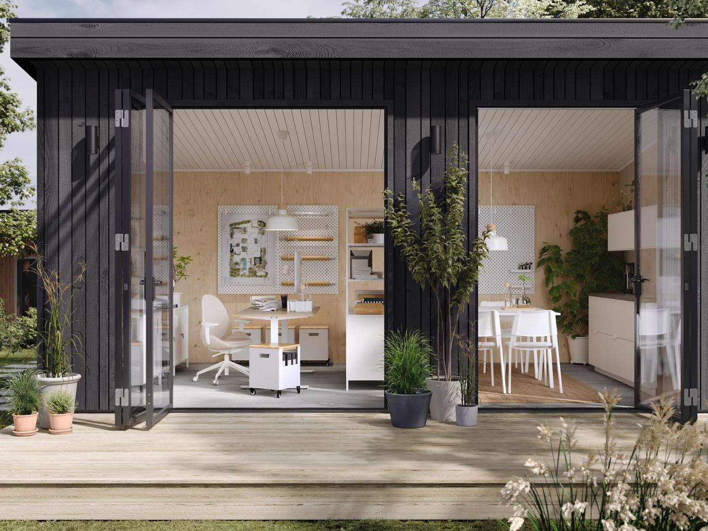Escritório contemporâneo situado num jardim, com portas de vidro abertas a mostrar um espaço de trabalho e de refeição.