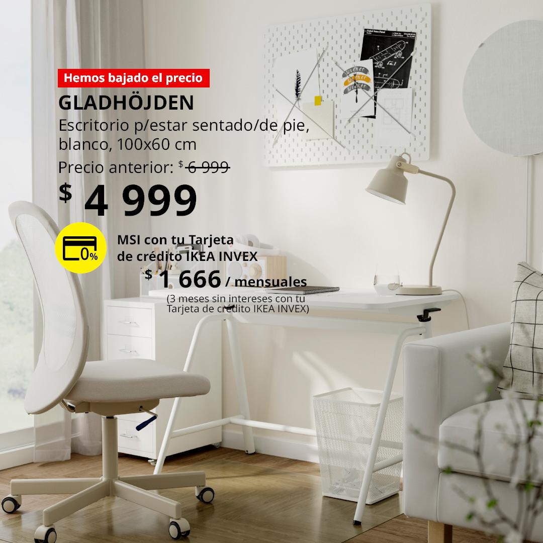 Escritorio GLADHÖJDEN blanco para trabajar sentado o de pie, colocado en un espacio de trabajo en casa con silla giratoria y organizadores de pared.