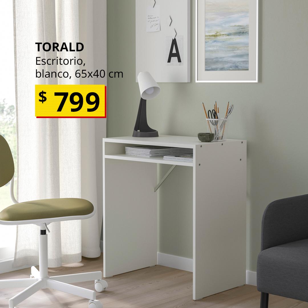 Escritorio TORALD blanco con compartimento para almacenamiento, acompañado de una silla giratoria en un espacio de trabajo en casa.