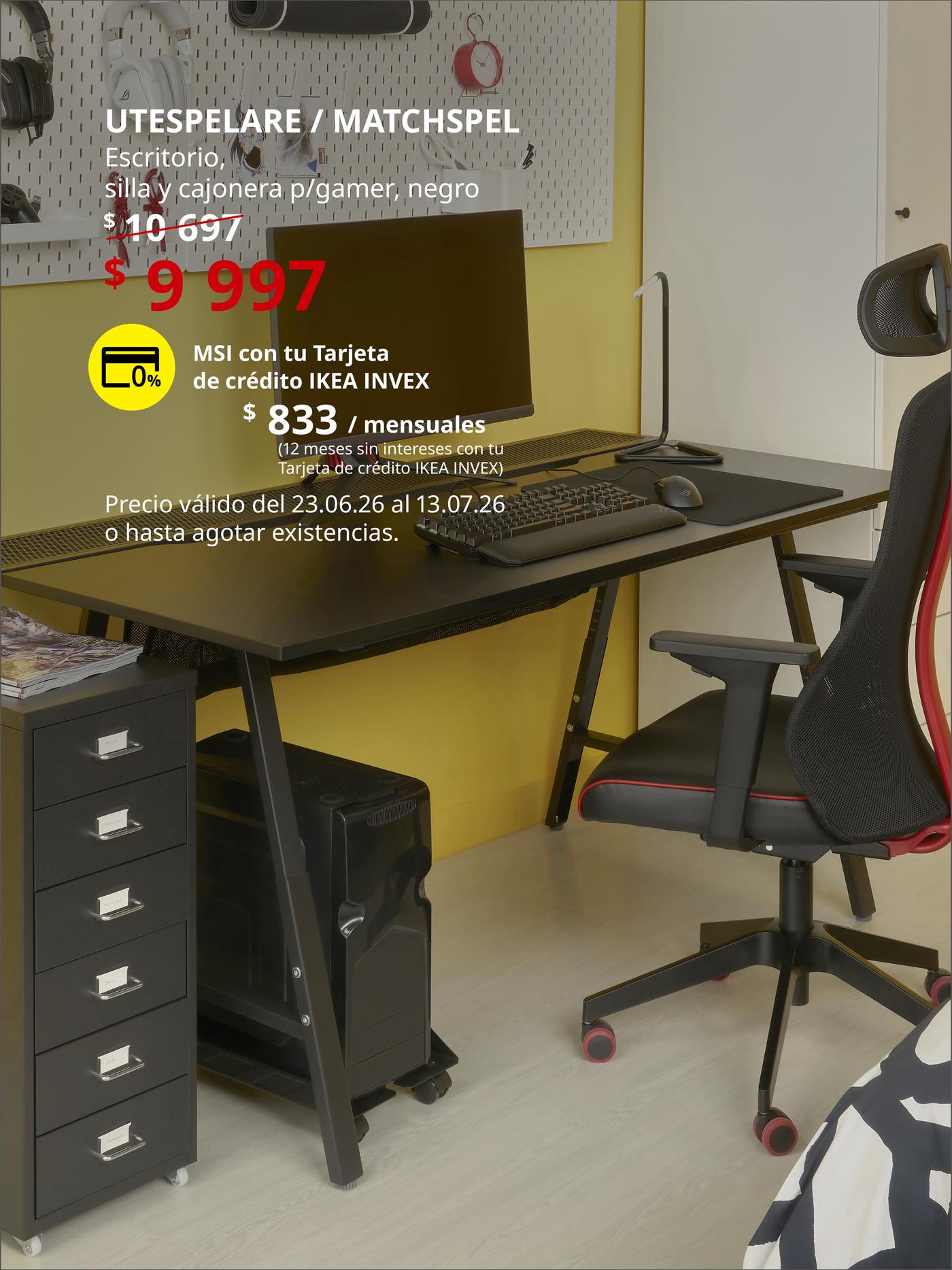 Escritorio UTESPELARE con silla MATCHSPEL en espacio de trabajo en casa con monitor, lámpara y accesorios