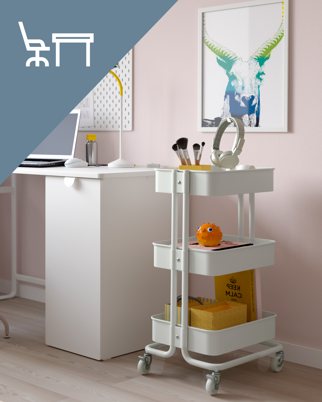 Escritorio y silla organizados con accesorios