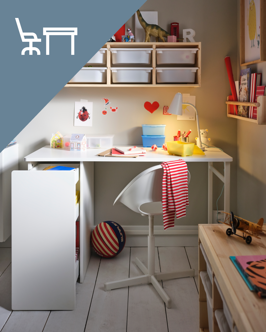 Escritorio y silla organizados con accesorios infantil