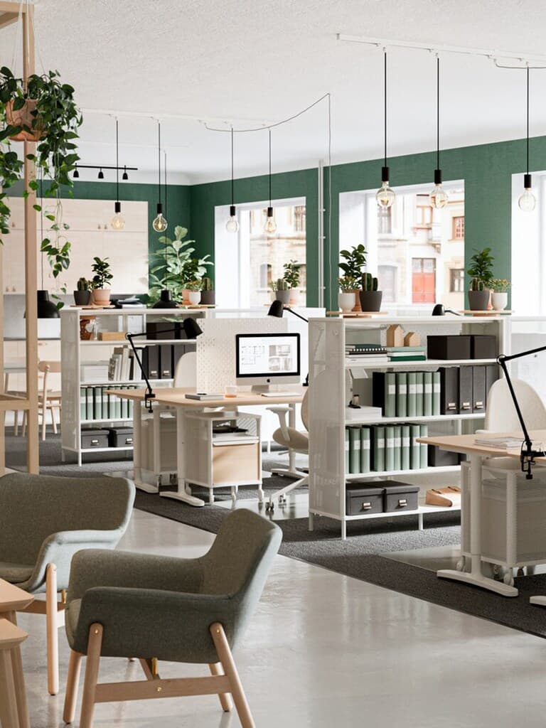 Espace d'entreprise avec des fauteuils et meubles.