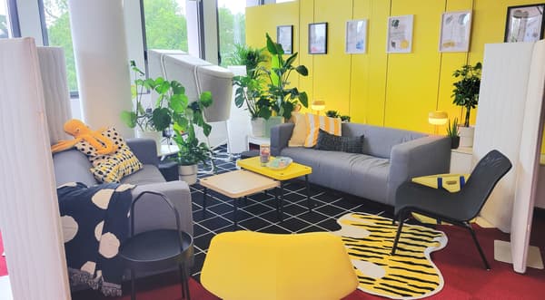 Espace détente avec KLIPPAN, tapis coloré etc