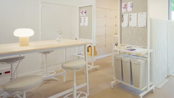 Espaces ergonomique avec table en hauteur et tabourets réglables.