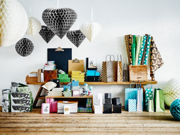 Espacio de madera repleto de regalos
