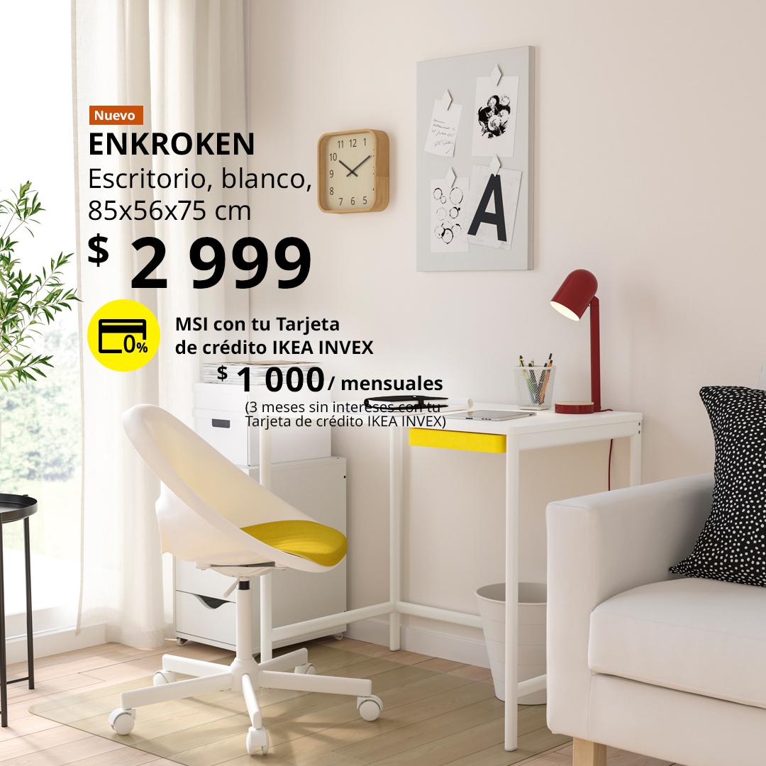 Espacio de trabajo en casa con escritorio ENKROKEN blanco, silla giratoria, cajonera e iluminación de escritorio.