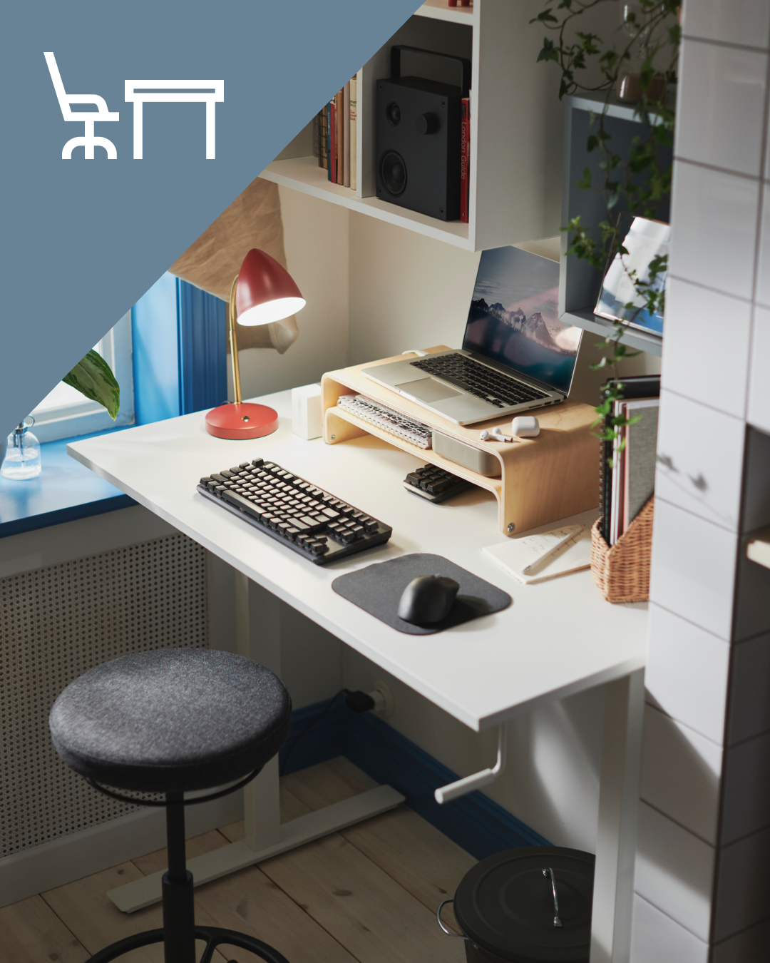Espacio de trabajo organizado con escritorio y silla.