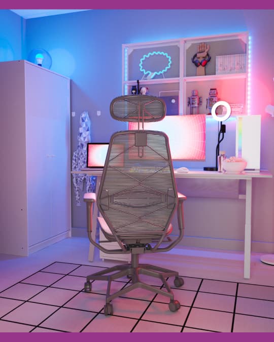 Espacio gamer con silla ergonómica, escritorio blanco con pantallas iluminadas y estantería con luces LED de colores.