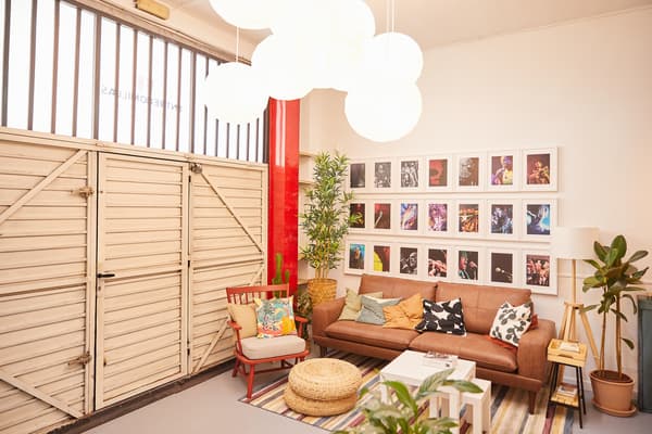 Espacio multiusos reformado con camerino, taquillas y espacio de almacenaje con cortinas