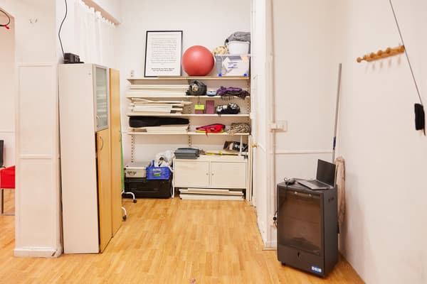 Espai abans de ser reformat amb objectes emmagatzemats en una prestatgeria desordenada. Estufa i armariet.
