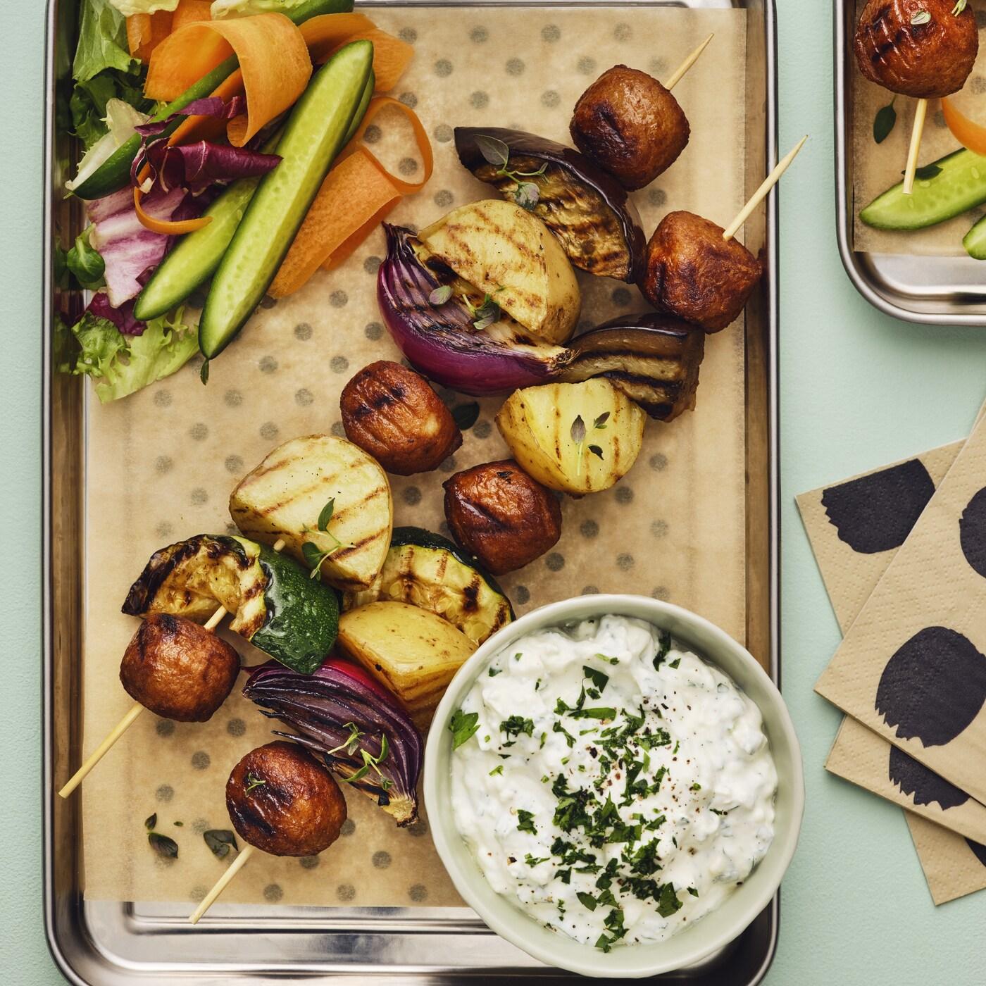 Espetadas de albóndegas de proteína vexetal