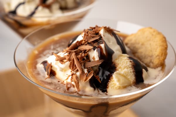 Espresso-Martini Eiscreme in einem Martiniglas angerichtet.