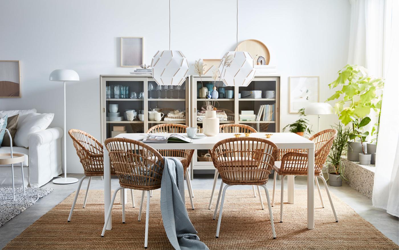 Essbereich mit NILSOVE Armlehnstuhl in Rattan in Weiß und TINGBY Tisch in Weiß