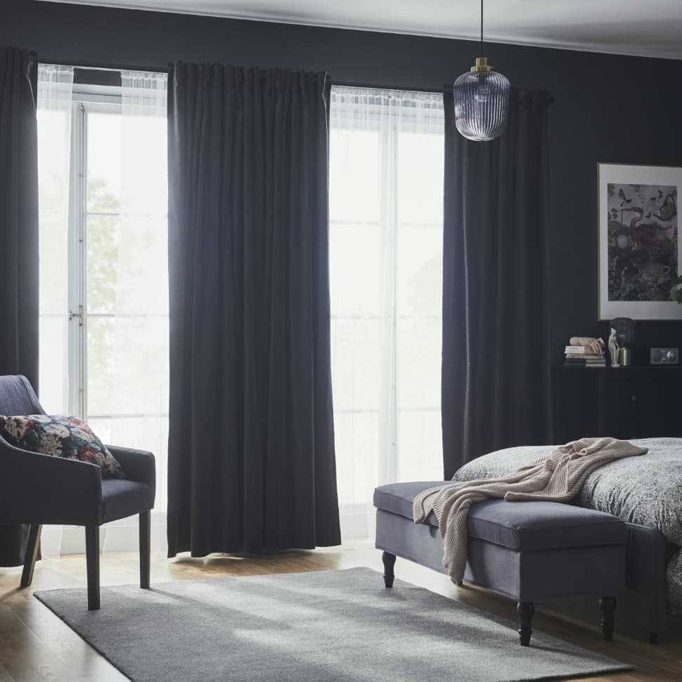 Estalvia energia: aïlla la teva habitació amb cortines.