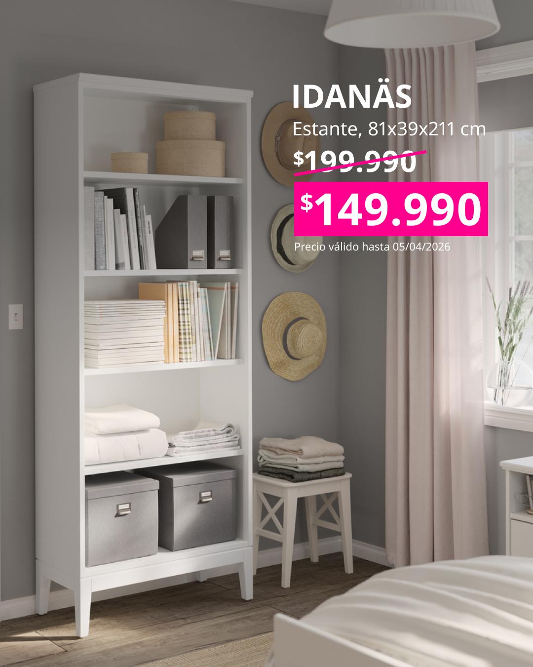 Estante blanco IDANÄS en dormitorio, con libros, cajas y textiles organizados. Texto muestra precio rebajado a $149.990 y medidas 81×39×211 cm.