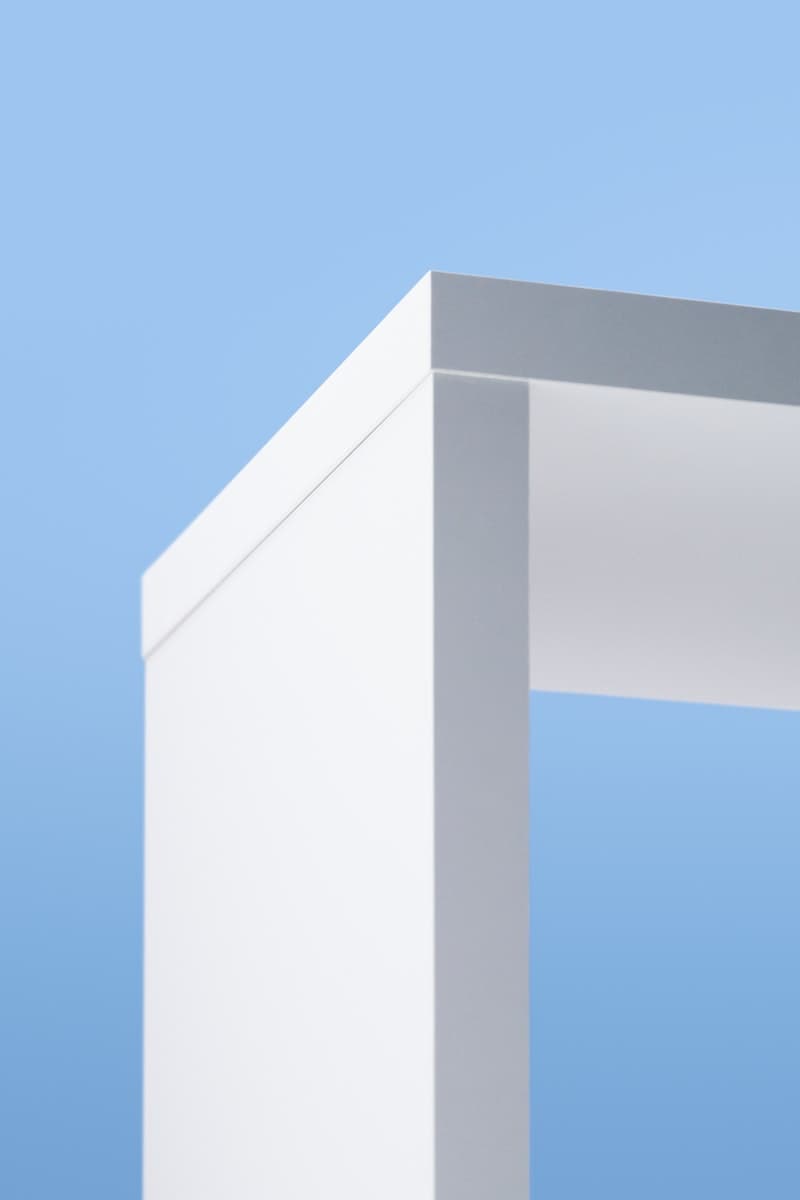 Estante de la serie KALLAX de color blanco, atrás un fondo celeste.