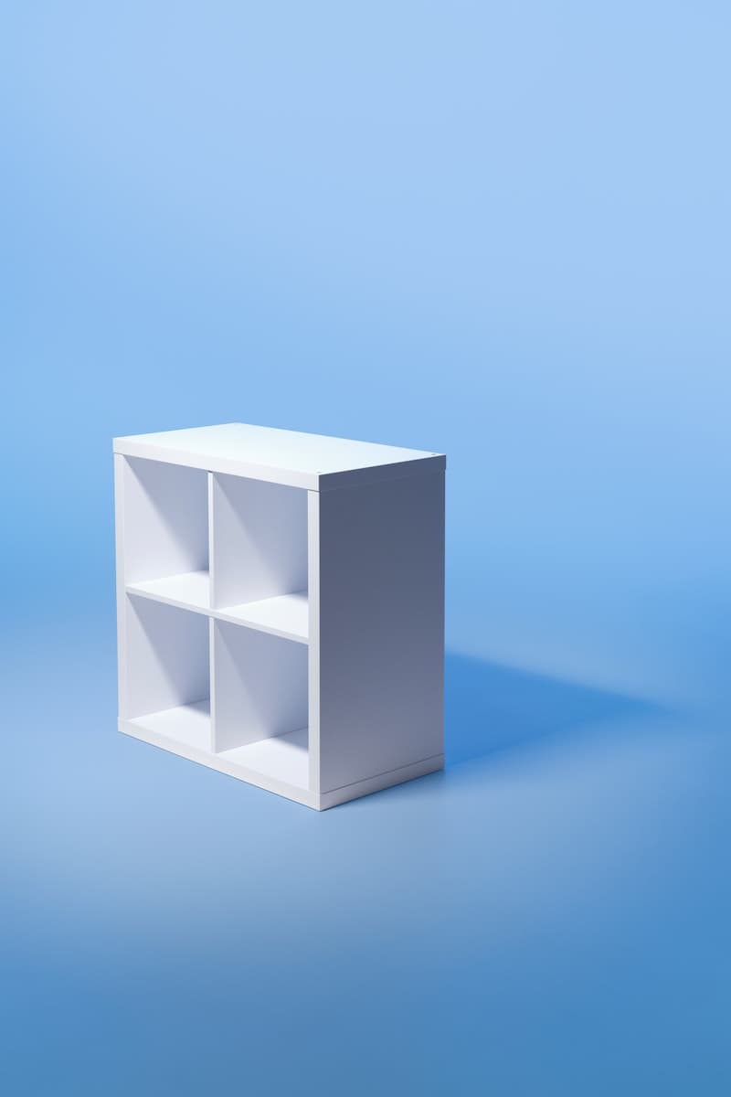 Estante de la serie KALLAX de color blanco, atrás un fondo celeste.