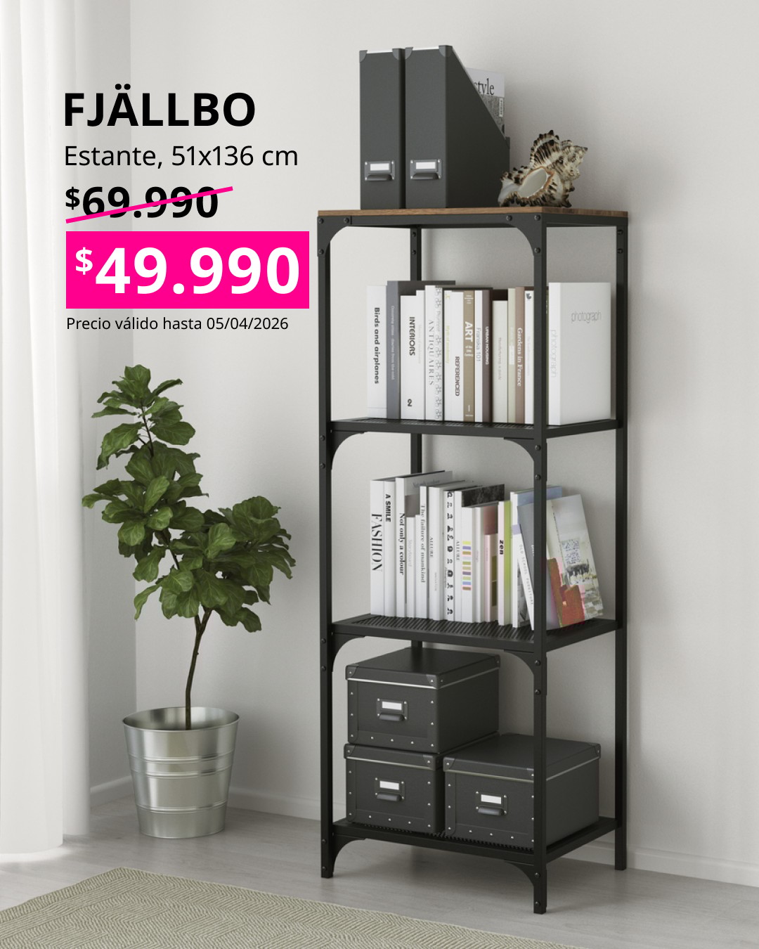Estante FJÄLLBO negro con repisas de madera, decorado con archivadores, libros y cajas. Texto muestra precio rebajado a $49.990 y medidas 51×136 cm.