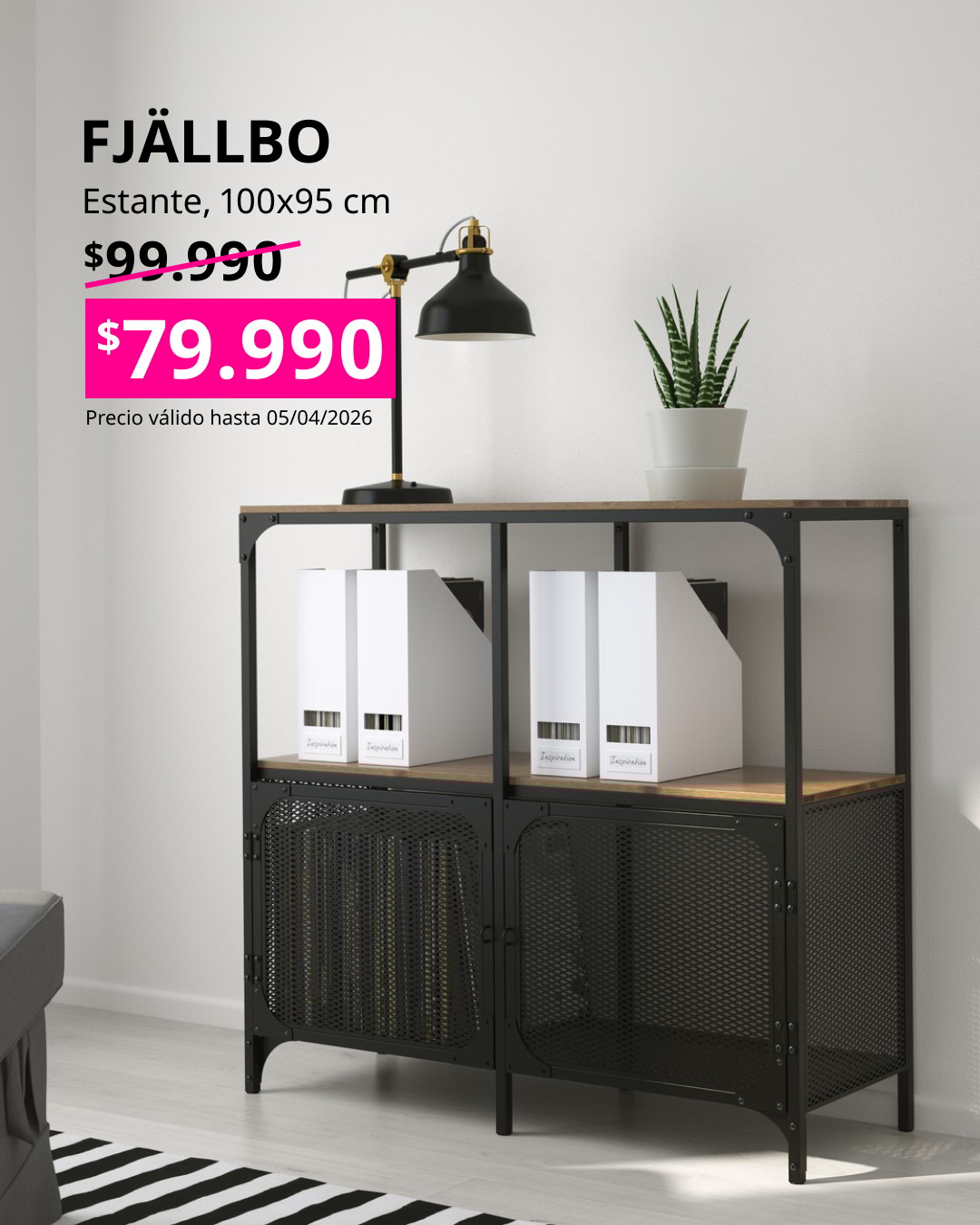 Estante FJÄLLBO negro con repisas de madera, decorado con archivadores y una lámpara. Texto muestra precio rebajado a $79.990 y medidas 100×95 cm.