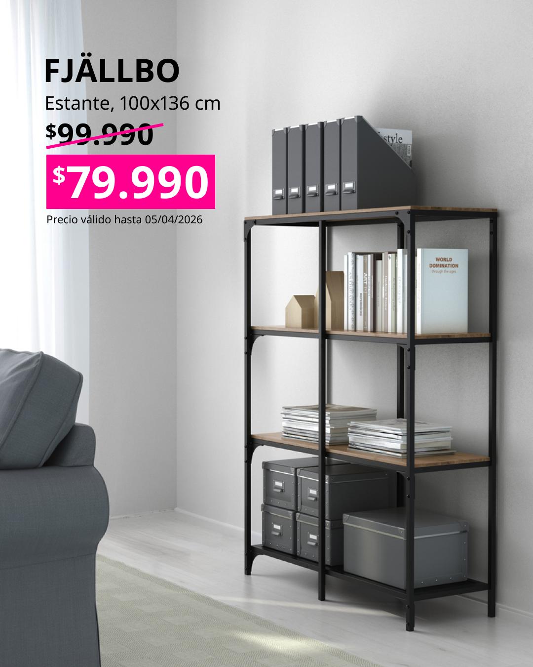 Estante FJÄLLBO negro con repisas de madera, organizado con libros, archivadores y cajas. Texto muestra precio rebajado a $79.990 y medidas 100×136 cm.
