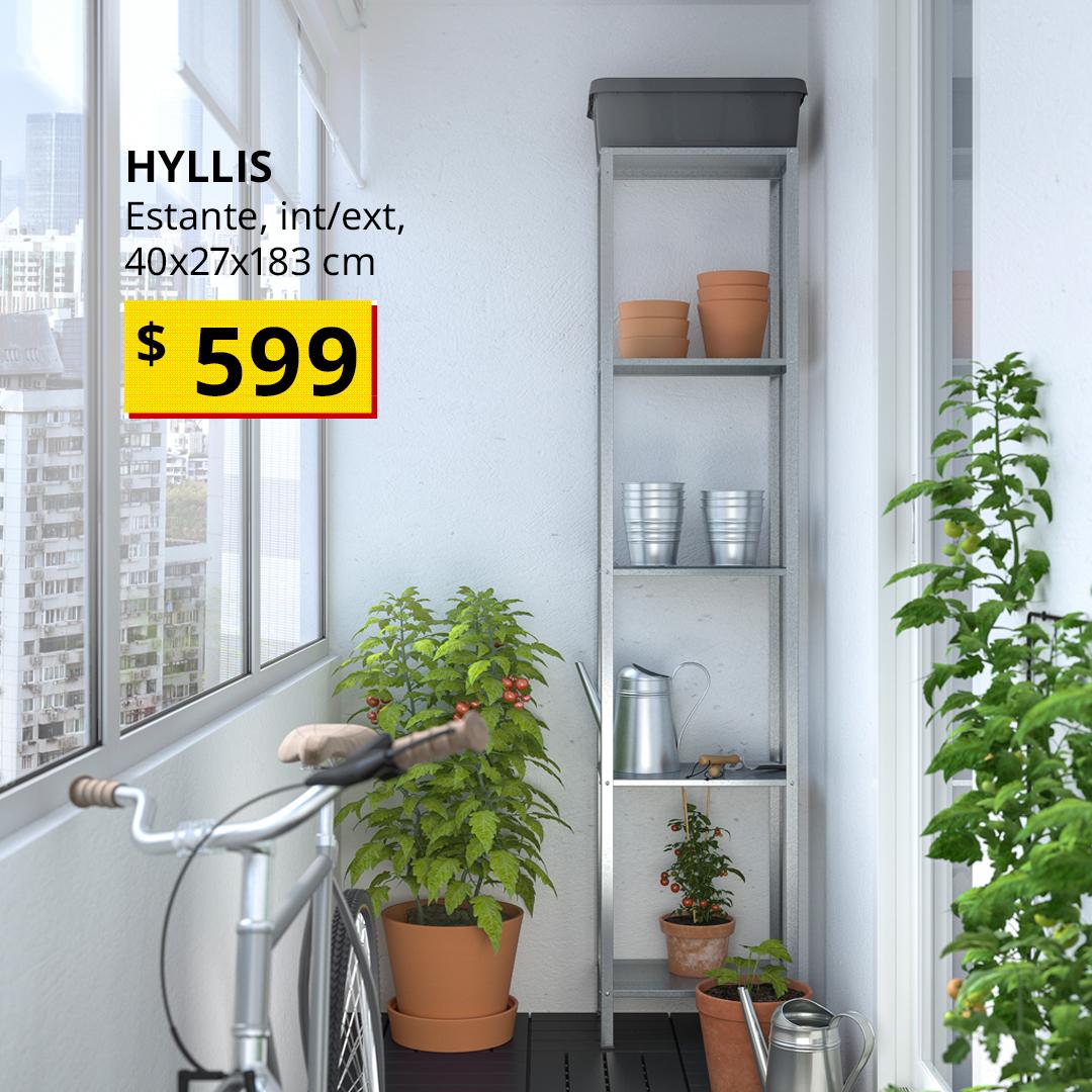 Estante HYLLIS para interior y exterior de acero galvanizado, colocado en un balcón con macetas y accesorios de gardinería organizados sobre sus repisas.