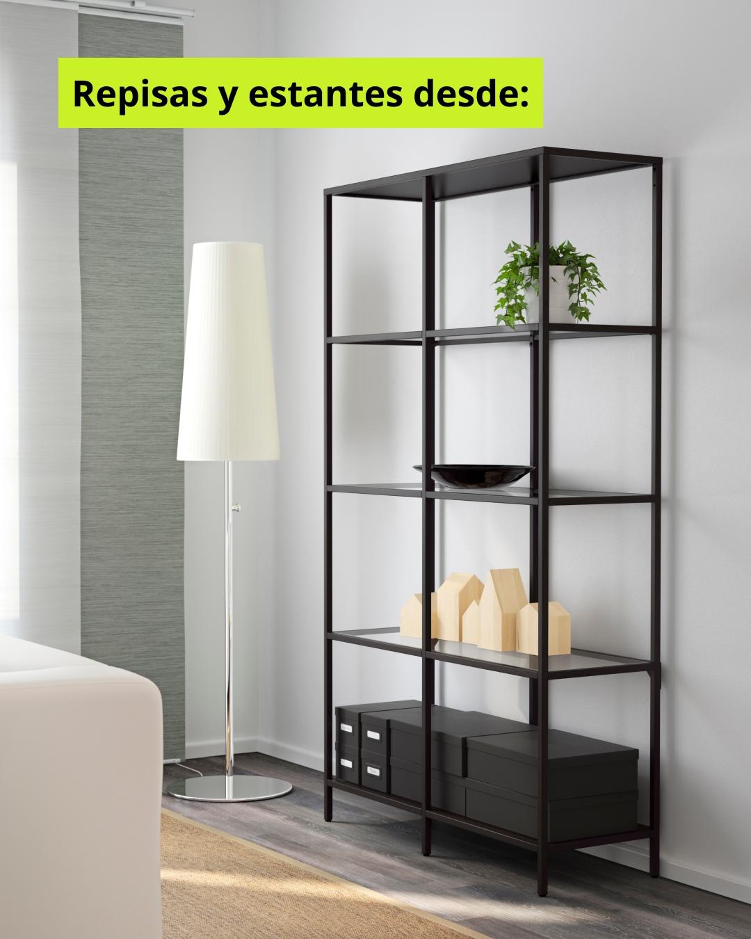 Estante negro junto a lámpara blanca con llamado desde