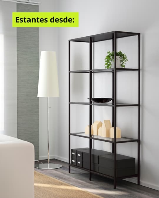 Estante negro junto a lámpara blanca con llamado desde