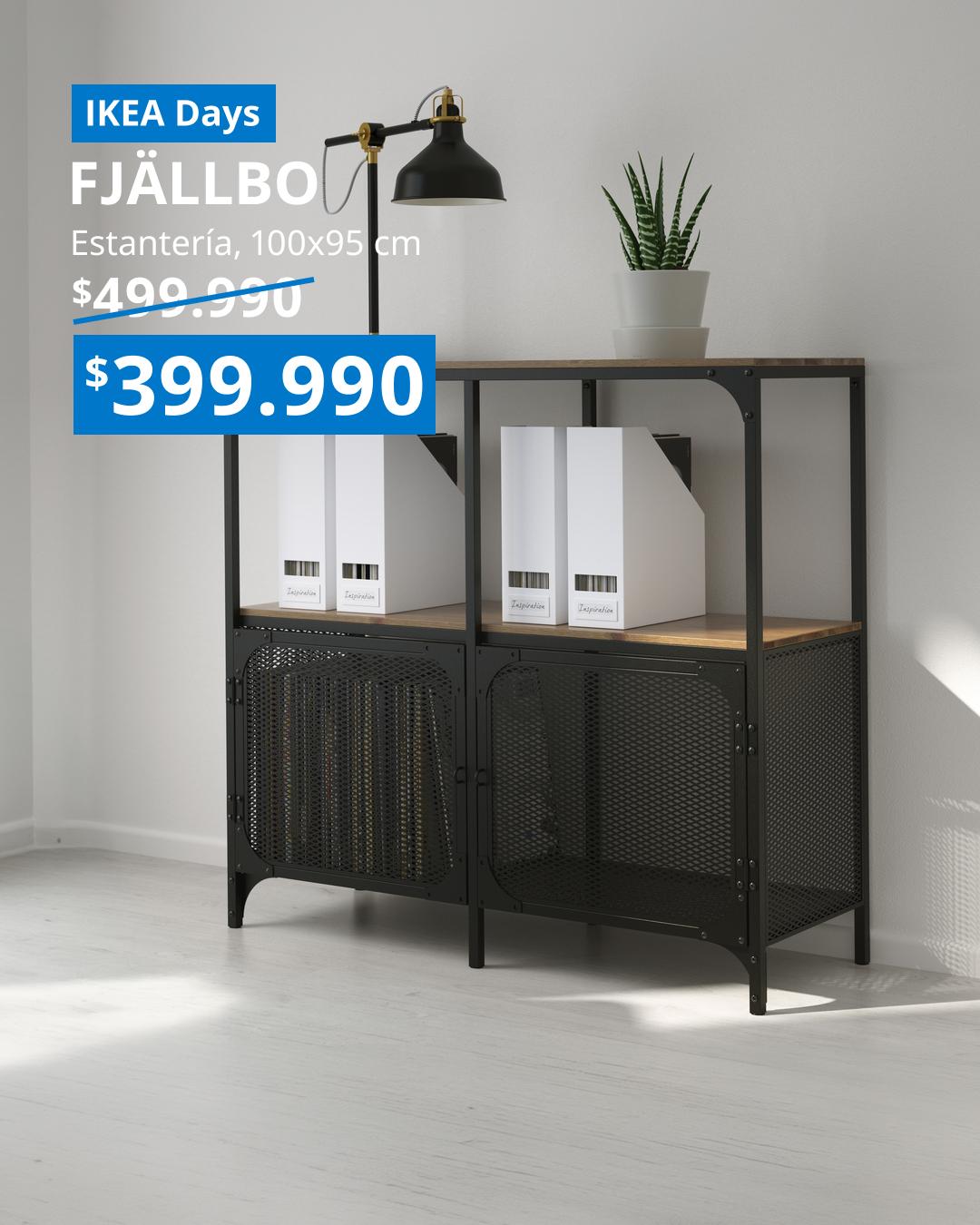 Estantería FJÄLLBO negra con estructura metálica y estantes de madera, decorada con libros y accesorios para el hogar.