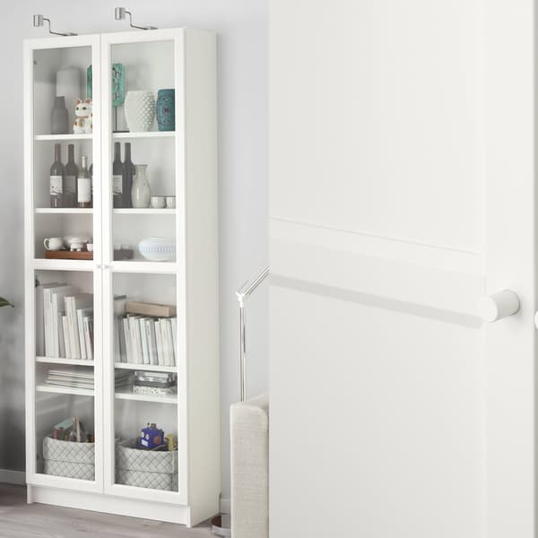 Estantería o repisa para libros BILLY, hecha de material compuesto de forma amigable con el medio ambiente. Estante de color blanco.