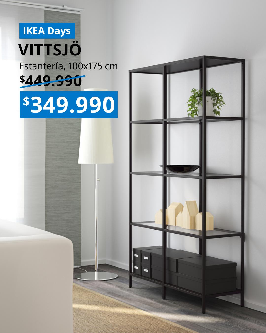 Estantería VITTSJÖ en negro marrón con estantes de vidrio, exhibiendo libros y objetos decorativos.