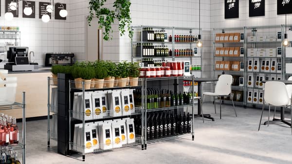 Estanterías OMAR a diferentes alturas con paquetes de alimentos, botellas y plantas bien ordenadas en una tienda limpia.