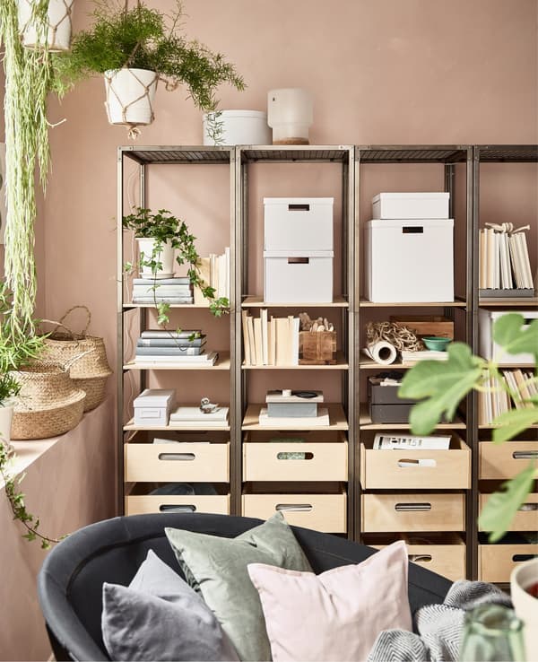 Estanterías VEBERÖD una junto a otra en acero y abedul crean espacios de almacenamiento y orden en este salón rosa.