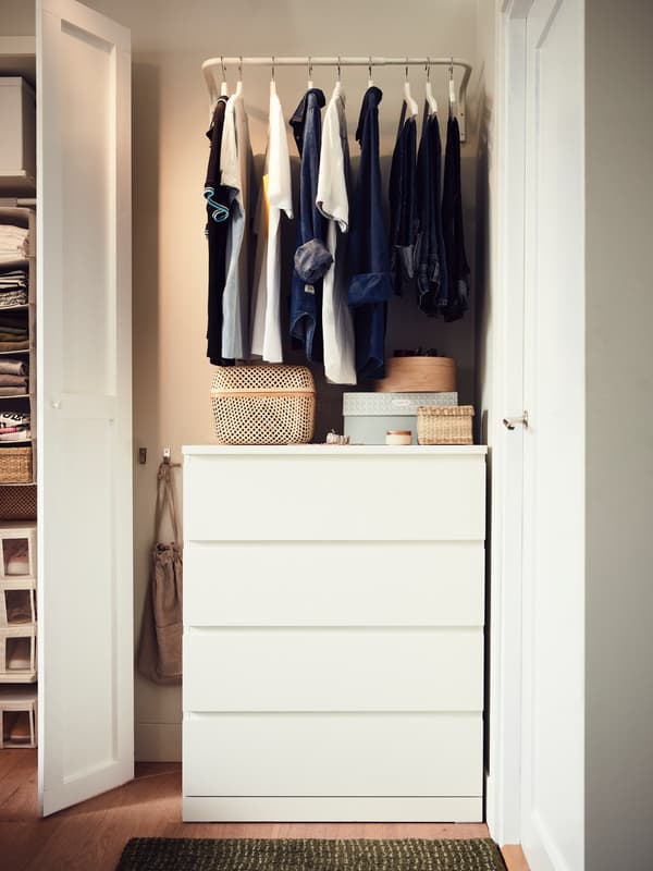 estantes de parede para organizar a roupa