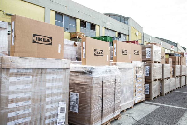 Esterno di un magazzino con tantissime scatole di prodotti IKEA.