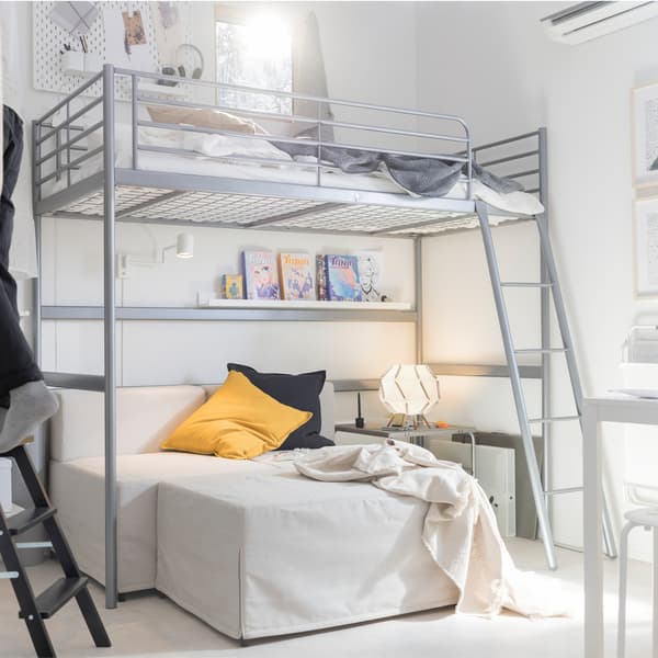 Estrutura de cama alta IKEA SVÄRTA en cor prata con espazo para poñer un sofá debaixo.