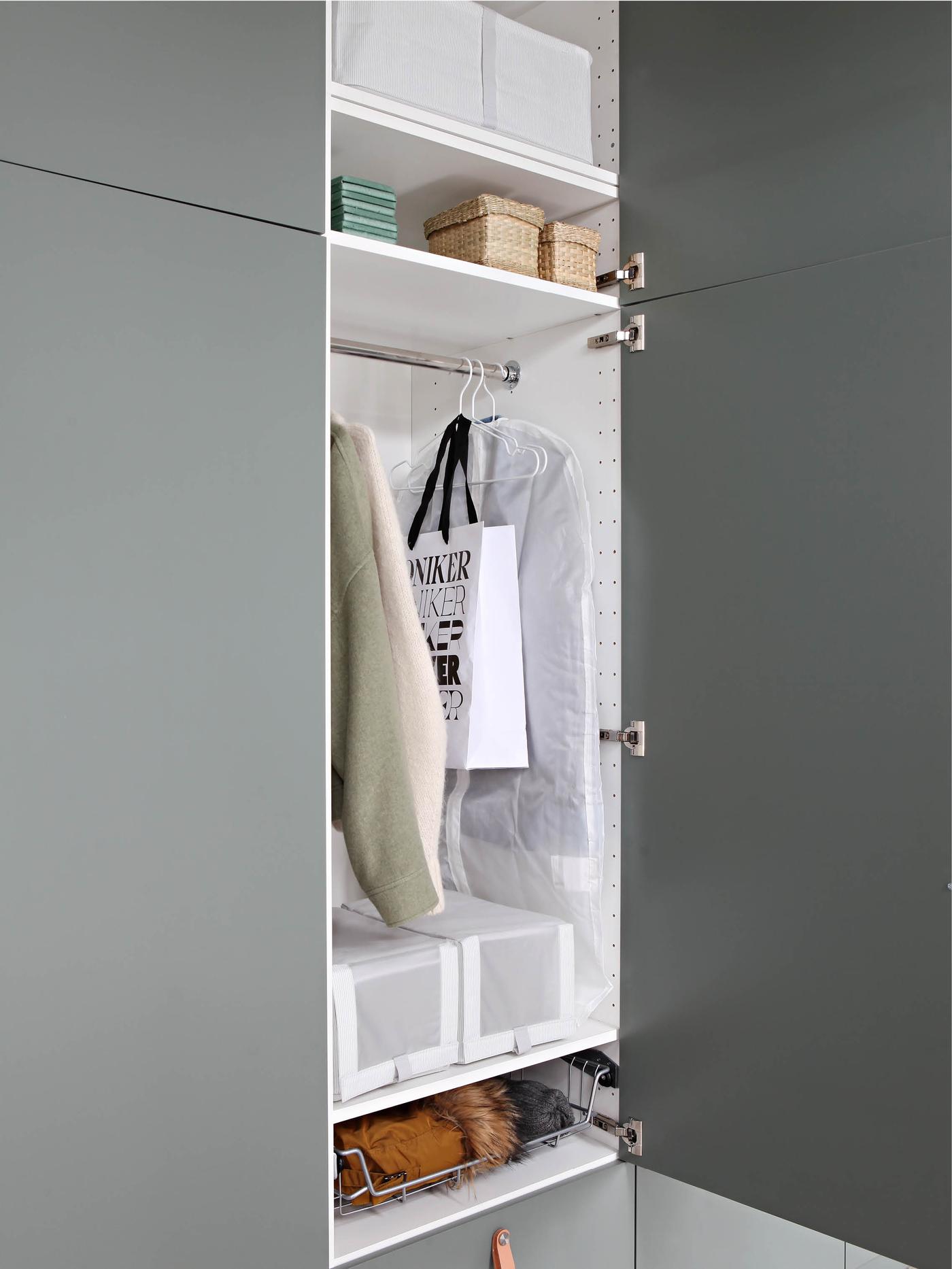 Et åpent klesskap fra PAX.